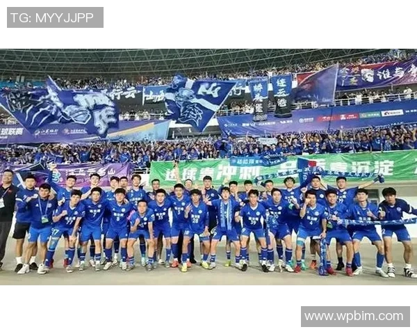 腹肌健硕球星带动足球梦想小孩燃情绿茵场逐梦未来